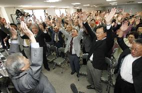 Supporters rejoice at Hatoyama becoming premier