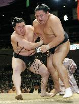 Hakuho marches on at autumn tourney