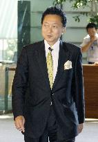 Hatoyama arrives PM office