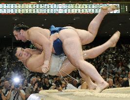 Harumafuji gets flattened by Tochinoshin
