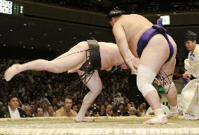Hakuho falls to 1st defeat at autumn sumo tourney