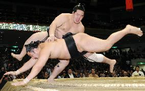 Asashoryu still on top at autumn sumo tourney