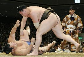 Mongolian yokozuna Hakuho beats Kotoshogiku at autumn sumo