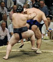 Mongolian yokozuna Asashoryu still in front at autumn sumo