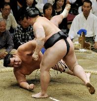Asashoryu takes sole lead at autumn sumo