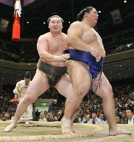 Mongolian yokozuna Hakuho beats Tamanoshima at autumn sumo
