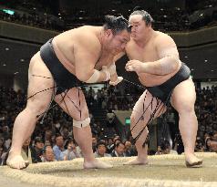 Asashoryu still on top, Hakuho chasing at autumn sumo