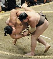 Asashoryu still on top, Hakuho chasing at autumn sumo