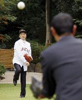 Hatoyama leaves for U.S., making his diplomatic debut