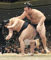 Bulgarian ozeki Kotooshu beats Aminishiki at autumn sumo