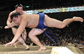 Hakuho hot on trail at autumn sumo