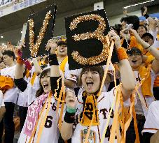Yomiuri win 3rd straight Central League title