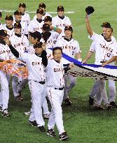 Yomiuri win 3rd straight Central League title