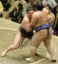 Sumo grand champion Hakuho defeats Kaio