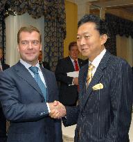 Hatoyama meets with Medvedev