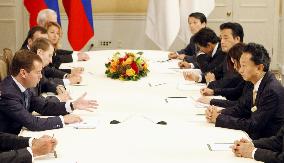 Hatoyama meets with Medvedev