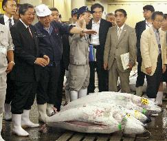 Fisheries minister visits Tsukiji market