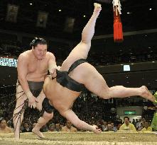 Hakuho beats Harumafuji at autumn tourney