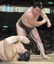 Hakuho still chasing Asa at autumn sumo tourney