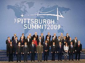 G-20 leaders pose for photo at Pittsburgh summit