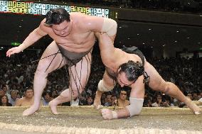 Asashoryu sets up clash with Hakuho at autumn sumo