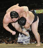 Asashoryu beats Hakuho in playoff to win autumn sumo