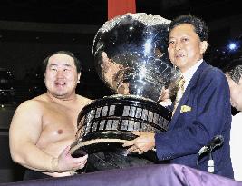 Asashoryu beats Hakuho in playoff to win autumn sumo