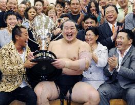 Asashoryu beats Hakuho in playoff to win autumn sumo