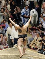 Asashoryu beats Hakuho in playoff to win autumn sumo