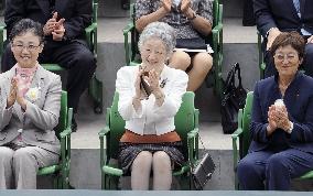 Empress Michiko watches Sugiyama's final singles match