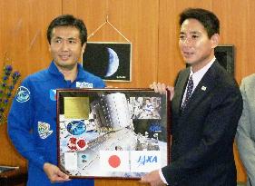 Astronaut Wakata reports on mission to space minister Maehara