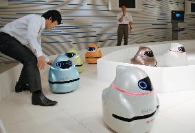 Nissan unveils robot cars that can travel in group