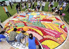 Flower painting event held at Tokyo's Hibiya Park