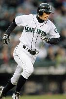 Ichiro collects 3 hits, Mariners beat Rangers