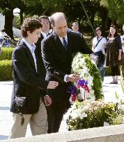 U.S. Ambassador Roos visits Hiroshima