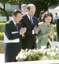 U.S. Ambassador Roos visits Hiroshima