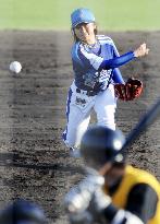 Female knuckleballer Yoshida throws last pitch in Kobe uniform