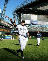 Mariners' Ichiro 1-for-3 against Rangers in season's last game