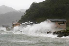 Typhoon moving closer toward Japan's mainland