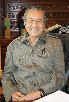 Cool ties with U.S., focus on Asia, Mahathir tells Hatoyama