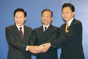 Japan, China, S. Korea hold summit in Beijing