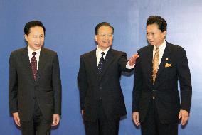 Japan, China, S. Korea hold summit in Beijing