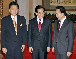 Hatoyama, Hu, Lee meet in Beijing