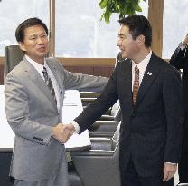 Maehara meets with Gov. Morita over gov't airport plan