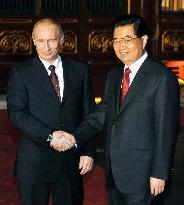 Putin holds talks with Hu