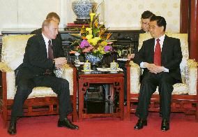 Putin holds talks with Hu