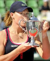 Stosur wins Japan Women's Open