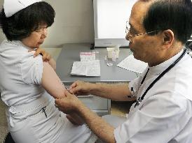 H1N1 flu vaccination begins in Japan