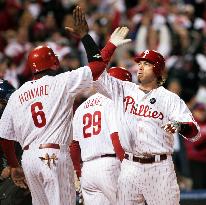Phillies smash Dodgers 11-0 in Game 3 of NLCS