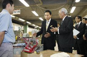 Hatoyama visits factory helping the disabled